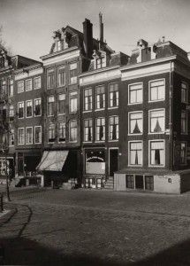 Nieuwe Herengracht 211 - 217. Geheel links is nr 211. 