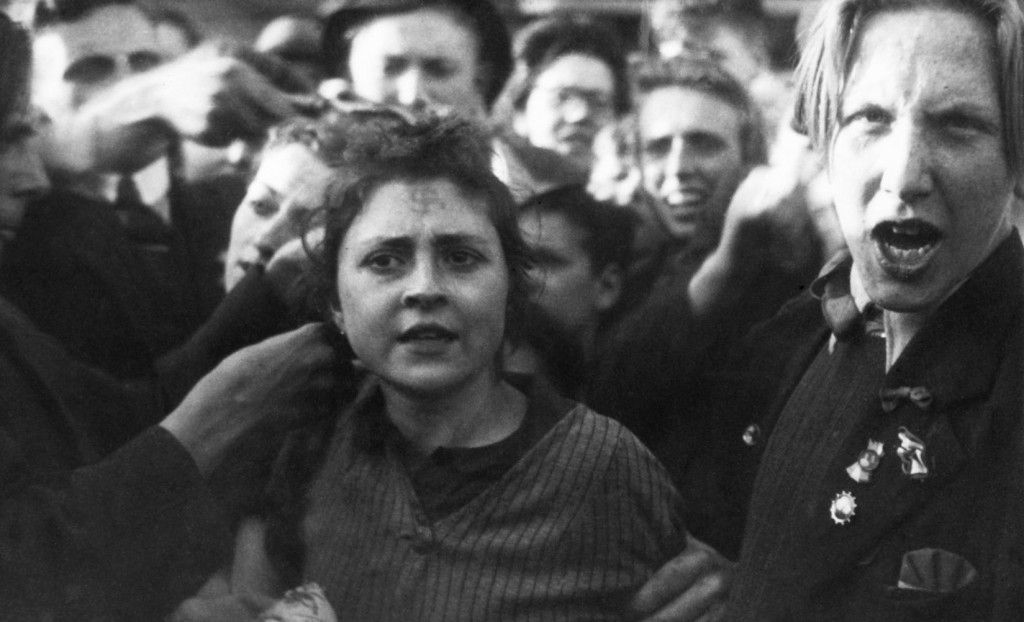 Kaalknippen van een Nederlandse vrouw die met de Duitsers heeft geheuld, Amsterdam (1945) . Waarschijnlijk gemaakt na 7 mei 1945