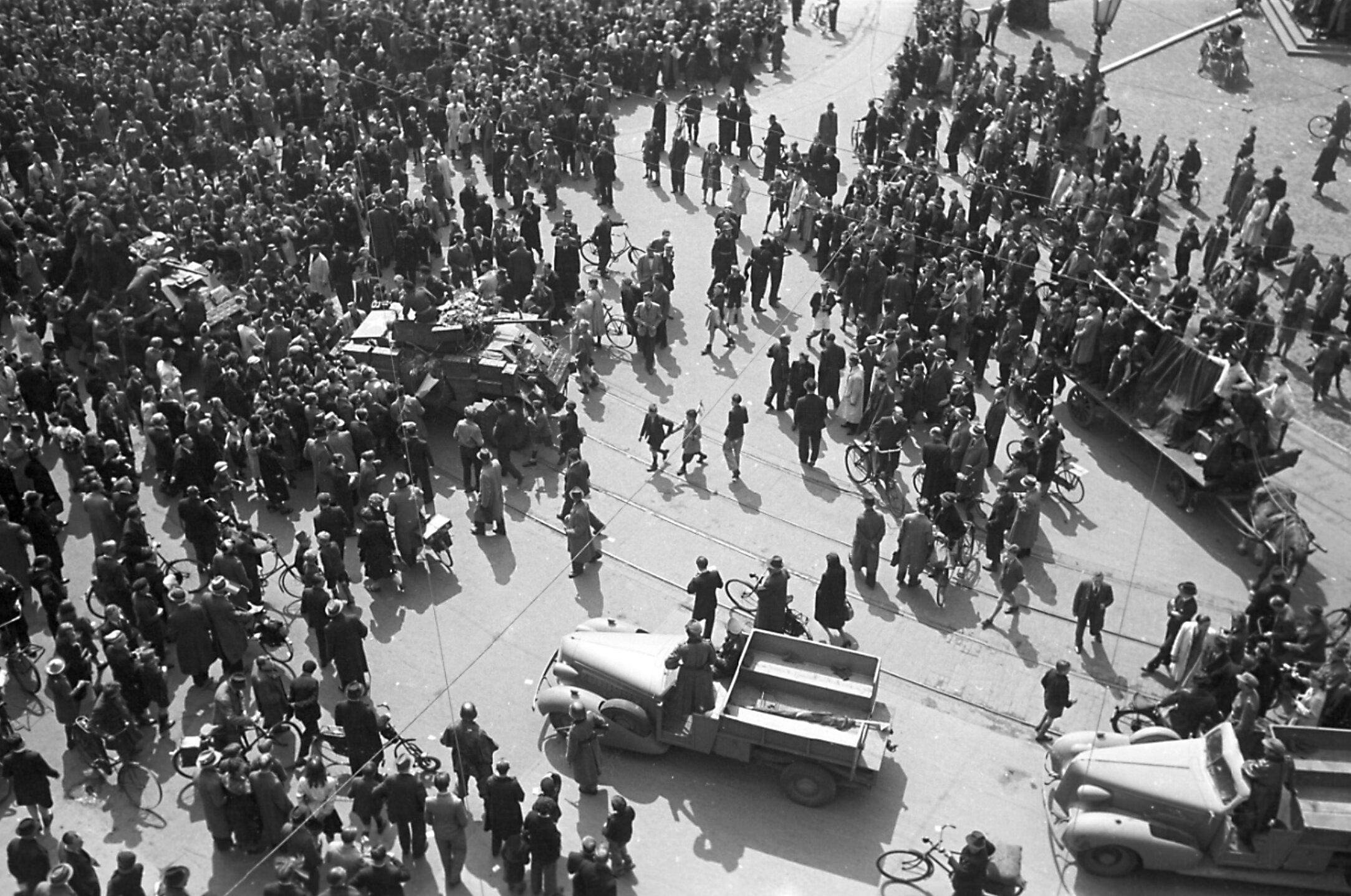 Duitse eenheden en de Engelse PolarBears rijden langs elkaar op de Dam