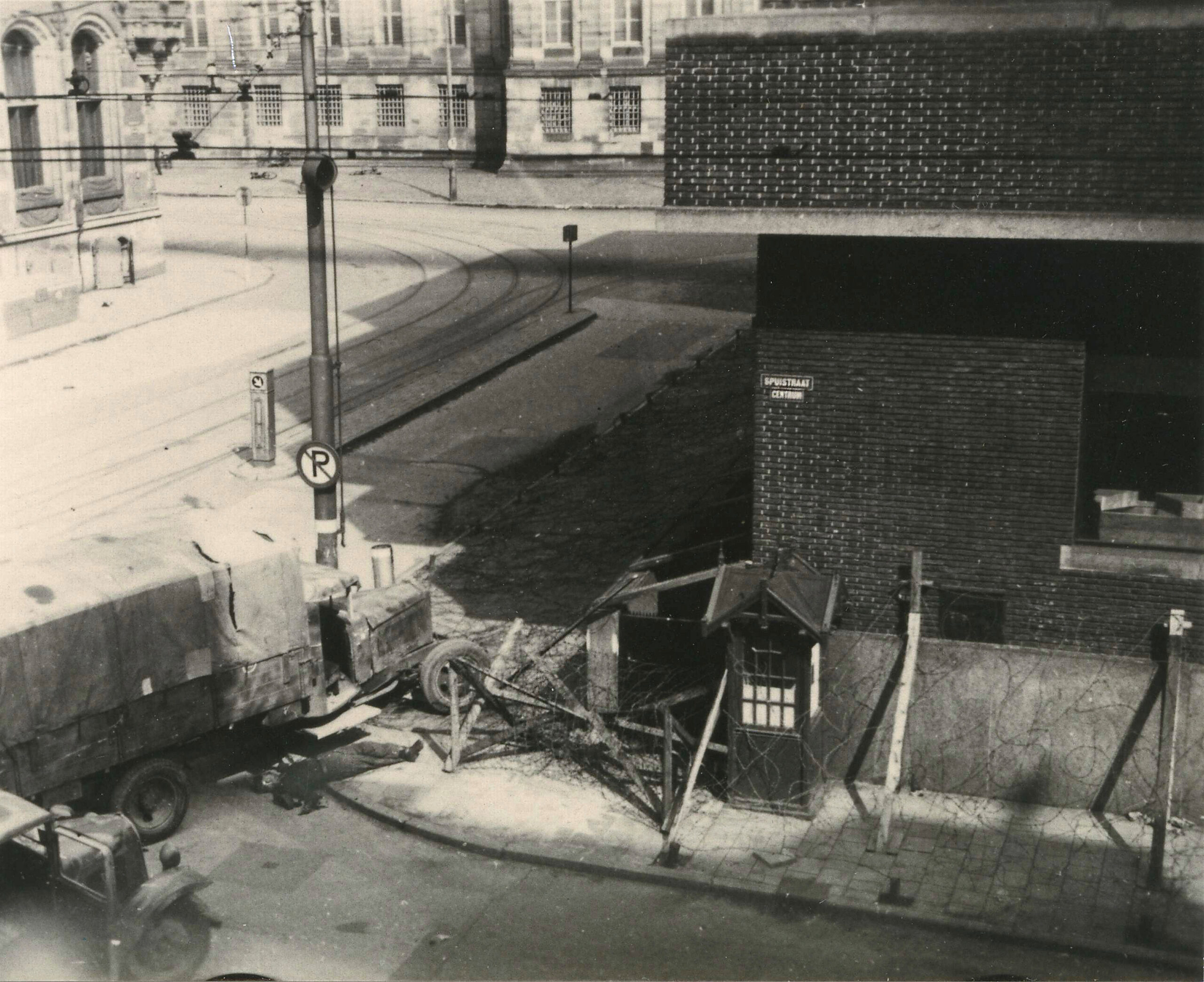 Een Duitsche vrachtwagen, komende van de Westermarkt, werd door de Ondergrondsche Strijdkrachten onder vuur genomen en deze vloog te pletter tegen een prikkeldraadversperring.